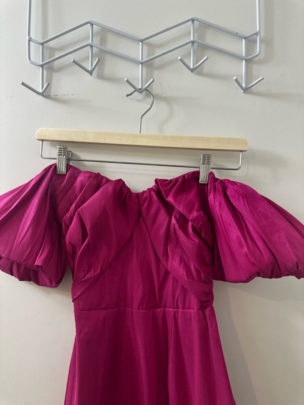 Abercrombie & Fitch Off-Shoulder Midi Dress in Fuchsia - Picture 5 of 6